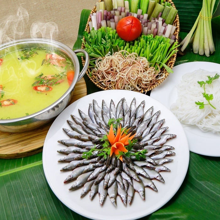Du thuyền Bến Ninh Kiều